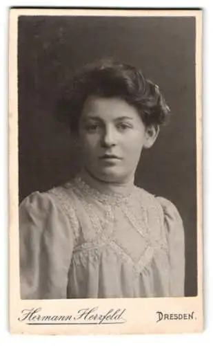 Fotografie Hermann Herzfeld, Dresden, Altmarkt, Porträt einer jungen Frau