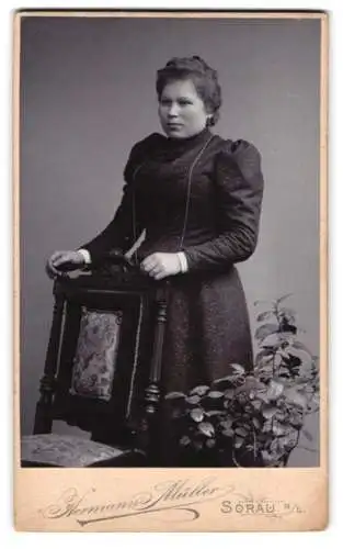 Fotografie Hermann Müller, Sorau, Logenstrasse 8, Porträt einer Dame neben einem Stuhl