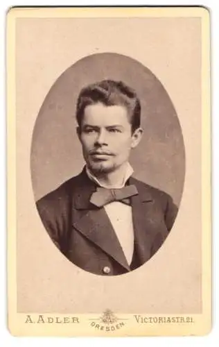 Fotografie A. Adler, Dresden, Victoriastrasse 21, Porträt eines Mannes mit Fliege