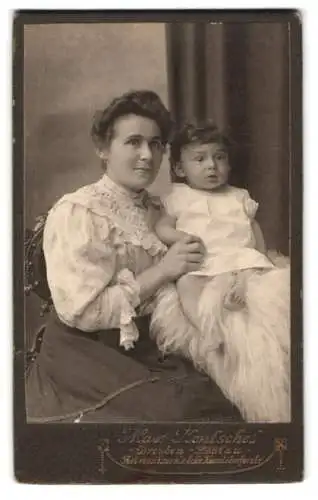 Fotografie Max Hentschel, Dresden, Reisewitzerstrasse, Frau mit Kind auf Pelz