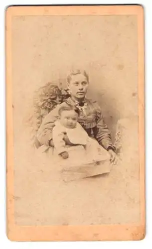 Fotografie F. A. Zeiberdlich, Theresienstadt, Mutter mit Kind