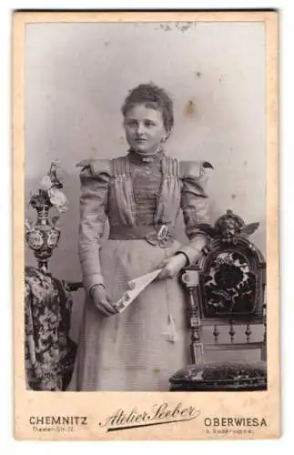 Fotografie Clemens Seeber, Chemnitz, Theater-Str. 22, Elegante Dame mit Fächer