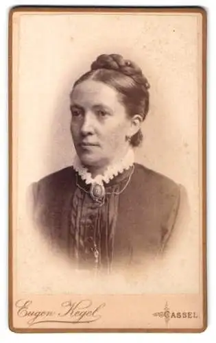 Fotografie Eugen Kegel, Cassel, 5. Gr. Rosenstrasse 5, Porträt einer eleganten Dame