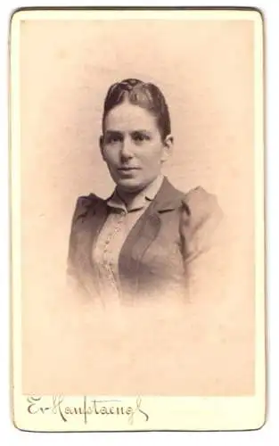 Fotografie Er. Hanfstaengl, Frankfurt am Main, Porträt einer Frau