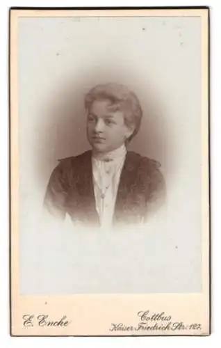 Fotografie E. Encke, Cottbus, Kaiser Friedrich Str. 127, Porträt einer jungen Frau