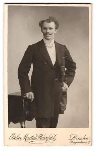 Fotografie Martin Herzfeld, Dresden, Pragerstrasse 7, Herr im eleganten Anzug