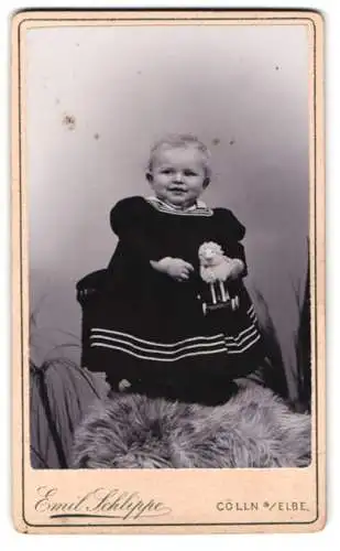 Fotografie Emil Schlippe, Cölln an der Elbe, Elberg 1, Kleinkind mit Spielzeug