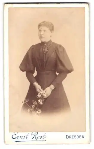 Fotografie Ernst Rost, Dresden, Wettinerstrasse 15, Frau mit Blumenstrauss