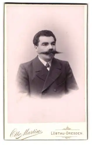 Fotografie Otto Martin, Löbtau-Dresden, Reisewitzerstrasse 20, Porträt eines Mannes mit markantem Schnurrbart