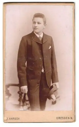 Fotografie J. Karsch, Dresden, Gr. Meissnerstr. 17, Junger Mann mit elegantem Anzug