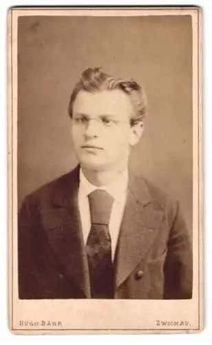 Fotografie Hugo Bähr, Zwickau, Kaiser Wilhelmplatz, Porträt eines Mannes mit Brille