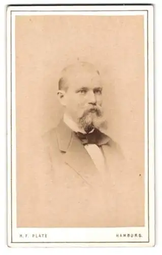 Fotografie H. F. Plate, Hamburg, Porträt eines Herren
