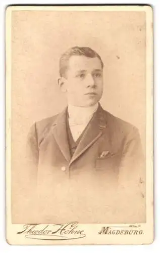Fotografie Theodor Höhne, Magdeburg, Alte Ullrichstrasse 18, Porträt eines jungen Mannes