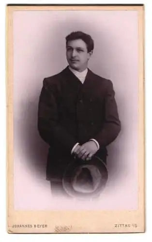 Fotografie Johannes Beyer, Zittau, Lessing-Strasse 2, Porträt eines eleganten Herrn