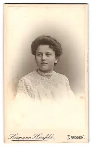 Fotografie Hermann Herzfeld, Dresden, Altmarkt, Porträt einer jungen Frau