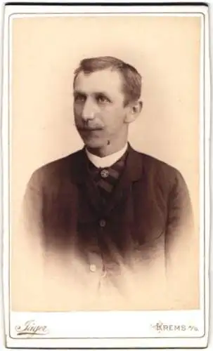Fotografie Max Jäger, Krems, Alleestrasse 18, Porträt eines Herrn im Anzug