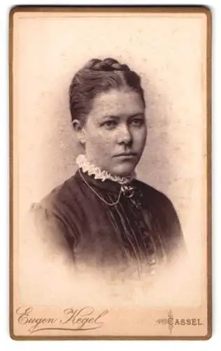 Fotografie Eugen Kegel, Cassel, Gr. Rosenstrasse 5, Porträt einer jungen Frau