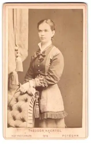 Fotografie Theodor Haertel, Potsdam, Charlottenstr. 25, Junge Frau in elegantem Kleid