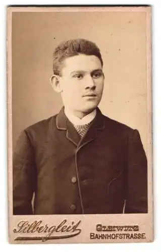Fotografie Silbergleit, Gleiwitz, Bahnhofstrasse, Porträt eines jungen Mannes