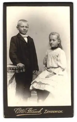 Fotografie Otto Strauch, Zehdenick, Am Markt 1, Kinderporträt mit Tisch