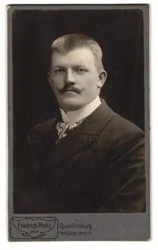Fotografie Friedrich Meltz, Quedlinburg, Heiligegeiststr. 5, Porträt eines Herrn mit Schnurrbart