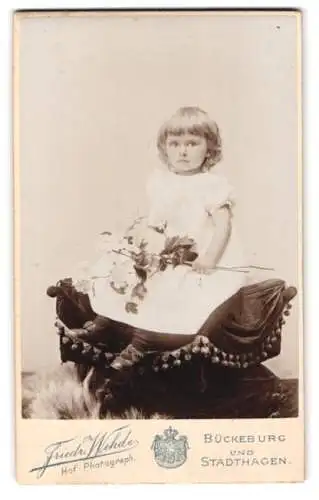 Fotografie Friedr. Wehde, Bückeburg, Kind mit Blumen