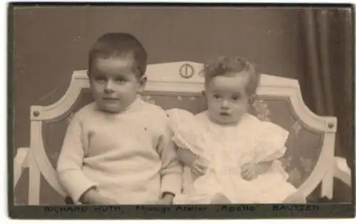 Fotografie Richard Huth, Bautzen, Wendischestrasse 13, Zwei Kinder auf einer Bank