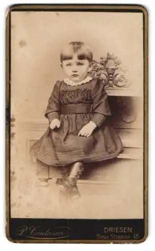 Fotografie R. Couturier, Driesen, Neue Strasse 18, Kind im eleganten Kleid
