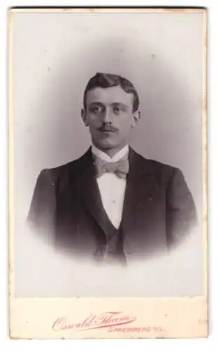 Fotografie Oswald Thiem, Spremberg N. L., Porträt eines Herrn mit Schnurrbart