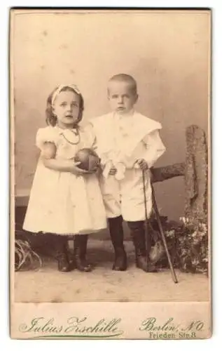 Fotografie Julius Zschille, Berlin, Frieden-Str. 8, Zwei Kinder mit Spielzeug