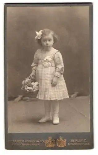 Fotografie Alexander Rothberger, Berlin, Alexanderplatz, Mädchen mit Blumenkorb