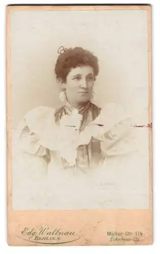 Fotografie Edg. Wallnau, Berlin, Müller-Str 174, Frauenportrait mit elegantem Kleid