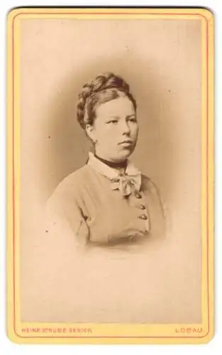 Fotografie Heinr. Strube Senior, Löbau, Blumenstrasse 339, Porträt einer jungen Frau