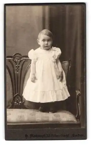 Fotografie H. Mohaupt, Emden, Grosse Brückstr. 74, Kind in weissem Kleid