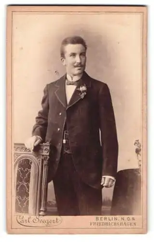 Fotografie Carl Seegert, Berlin, Frankfurter Str. 71, Eleganter Herr mit Blumenanstecker