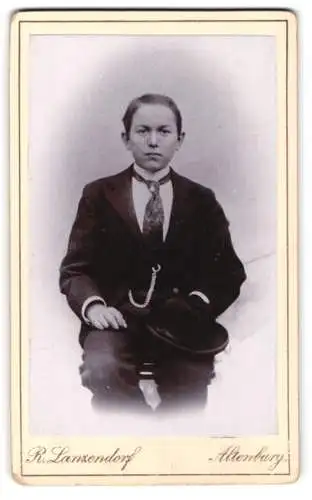Fotografie R. Lanzendorf, Altenburg, Bernhardt Str. 5, Porträt eines Jungen mit Hut