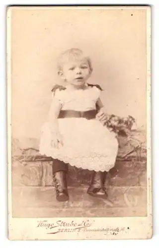Fotografie Hugo Strube & Co., Berlin, Prinzessinnenstrasse 16, Kleinkind in hellem Kleid