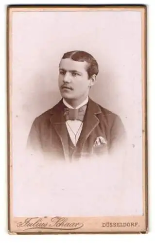 Fotografie Julius Schaar, Düsseldorf, Schadowstrasse 72, Porträt eines Mannes mit Fliege