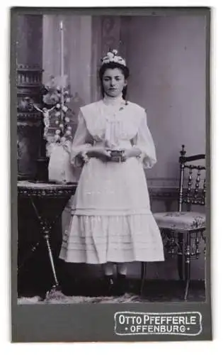 Fotografie Otto Pfefferle, Offenburg, Ortenbergerstrasse 2, Porträt eines Mädchens in festlicher Kleidung