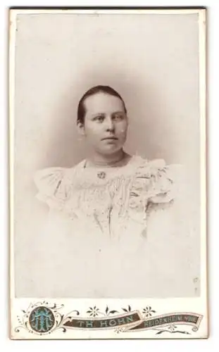 Fotografie Th. Höhn, Heidenheim, Grabenstrasse, Porträt einer jungen Frau