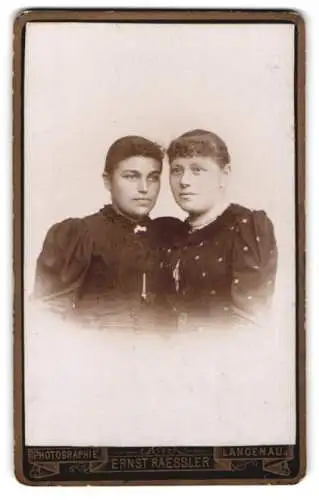Fotografie Ernst Raessler, Langenau, Zwei Frauen in dunkler Kleidung