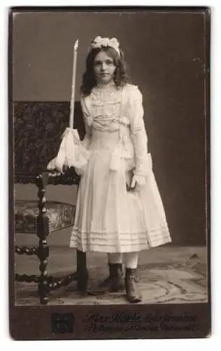 Fotografie Max Höfele, München, Dachauer Str. 25, Mädchen mit Kerze