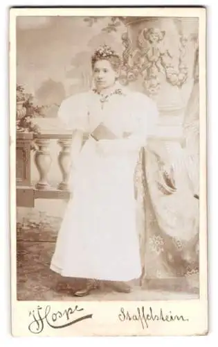 Fotografie Jos. Hospe Jr., Staffelstein, Elegante Dame mit Buch