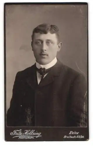 Fotografie Fritz Helbsing, Peine, Breite Strasse 33/34, Porträt eines jungen Mannes