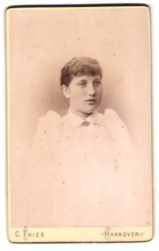 Fotografie C. Thies, Hannover, Höltystrasse 13, Porträt einer jungen Frau