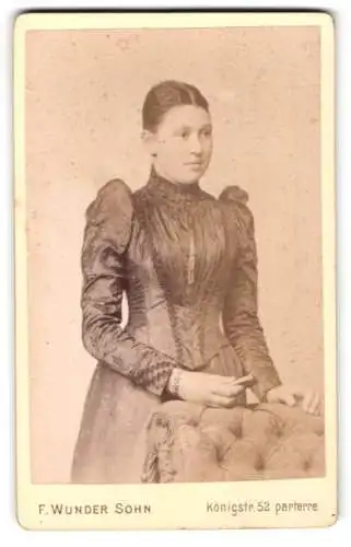 Fotografie F. Wunder Sohn, Hannover, Königstr. 52, Porträt einer Dame