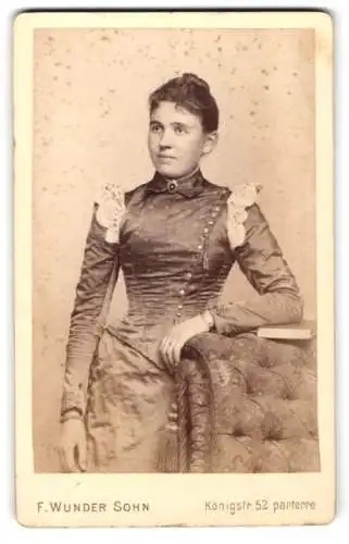Fotografie F. Wunder Sohn, Hannover, Königstr. 52, Elegante Dame mit aufwendigem Kleid