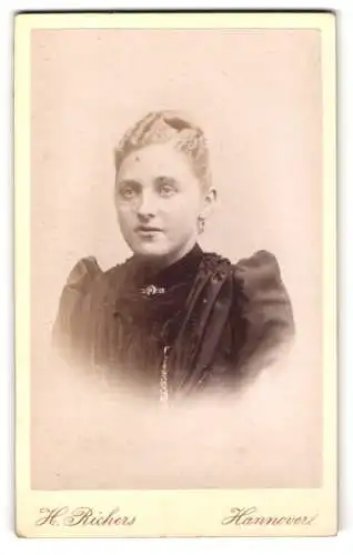 Fotografie H. Richers, Hannover, Cellerstrasse 146, Porträt einer Dame in elegantem Kleid