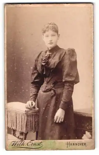 Fotografie Wilh. Ernst, Hannover, Angerstrasse 13, Frau im dunklen Kleid