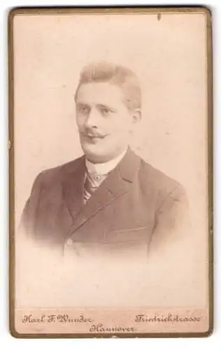 Fotografie Karl F. Wunder, Hannover, Friedrichstrasse, Porträt eines Herrn
